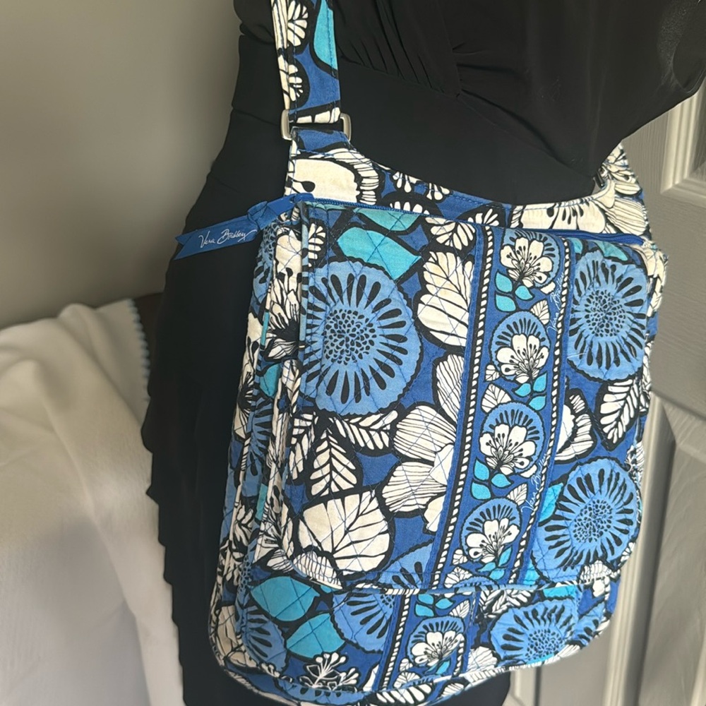 Vera Bradley cross body.  Great condition